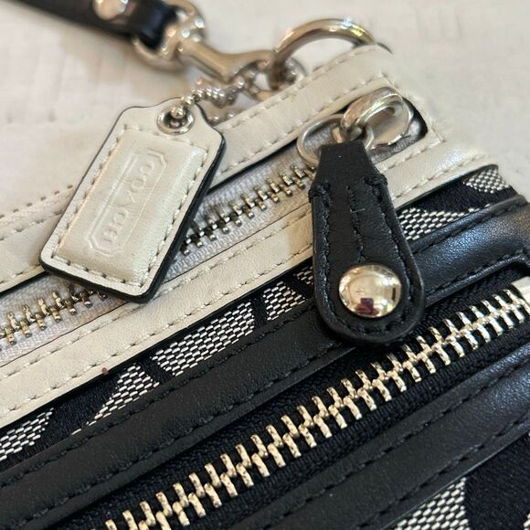 COACH Large Wristlet w /Keychain - Picture 3 of 7